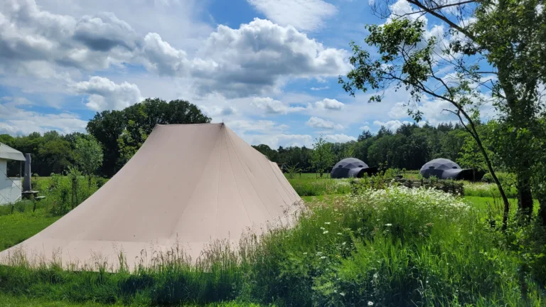 Ingerichte de Waard tent als glaming accommodatie